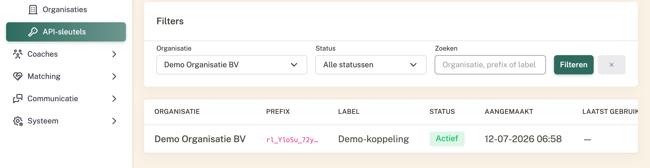 Beheerscherm met een gemaskeerde, organisatie-eigen API-sleutel zoals 'sk_demo met puntjes 1234', met knoppen om deze opnieuw te genereren of in te trekken.