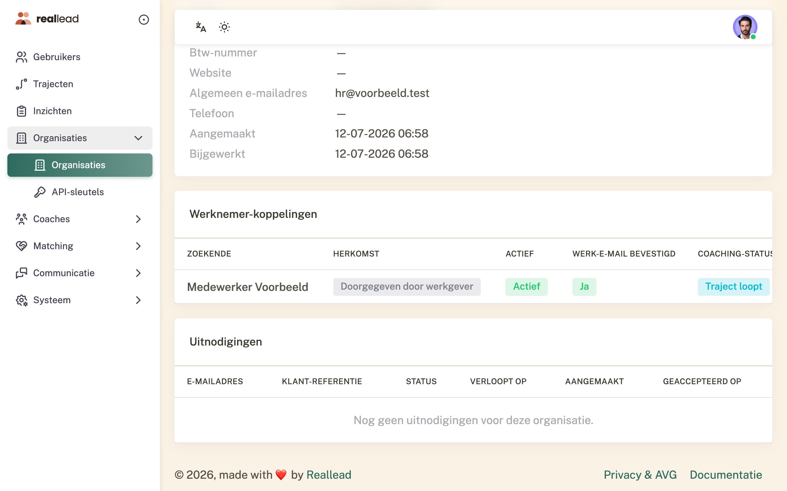 Werkgeversscherm dat alleen een status op hoofdlijnen toont, bijvoorbeeld 'Training loopt, laatste activiteit 3 juli', zonder verdere inhoud.